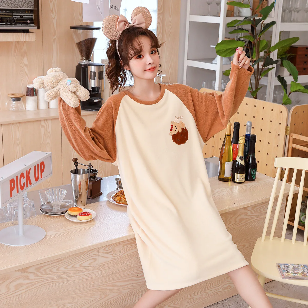 

Женская бархатная ночная рубашка с длинным рукавом и круглым вырезом