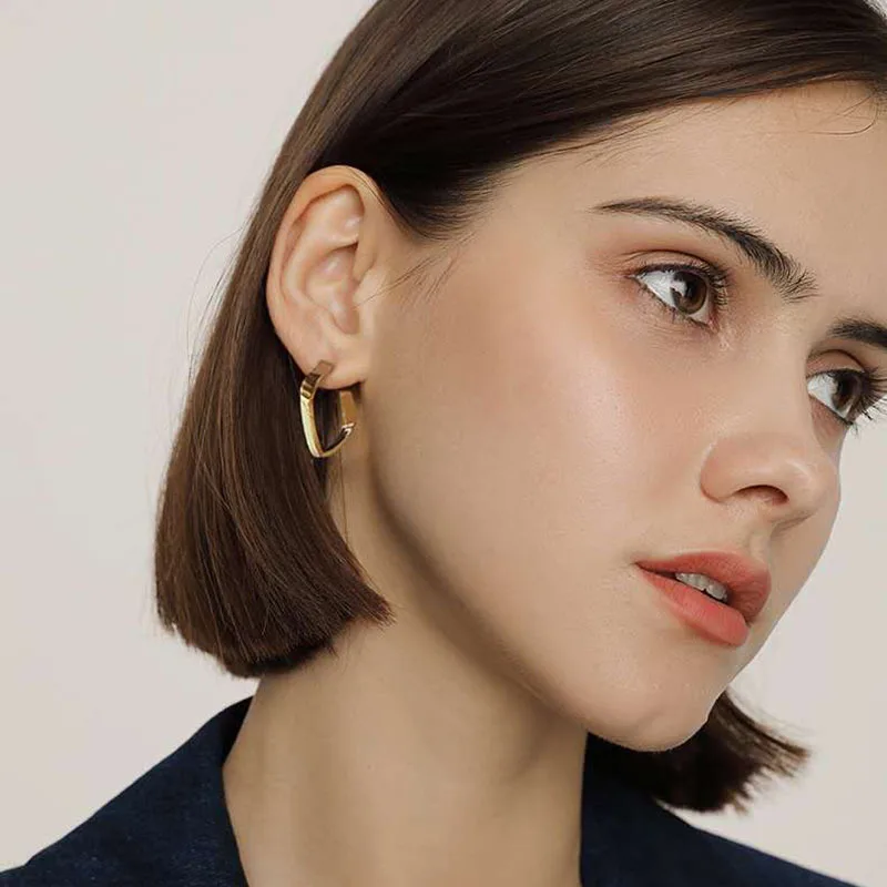 Женские серьги-кольца с геометрическим рисунком, золотистого цвета Женские серьги-кольца с геометрическим рисунком, золотистого цвета