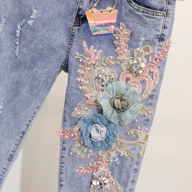 Женский джинсовый брючный костюм футболка с коротким рукавом и вышитыми цветами