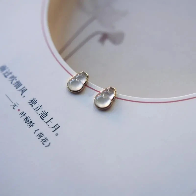 

Japanese and Korean Ice-like Chalcedony Gourd Stud Earrings White Ice Earrings Women's Jade Earrings S925 Sterling Silver
