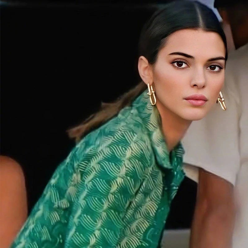 

Unique Design Geometric Distortion Irregular Curve Metal Clip Earrings for Women No Pierced Earrings Auricle Decoration Unisex