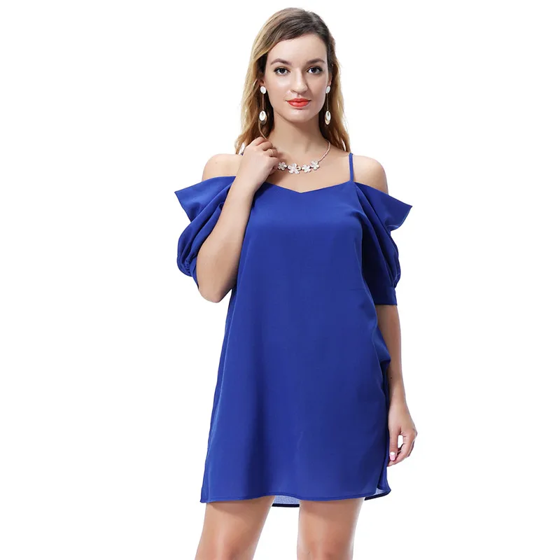 Женское короткое платье с коротким рукавом открытыми плечами и расклешенными