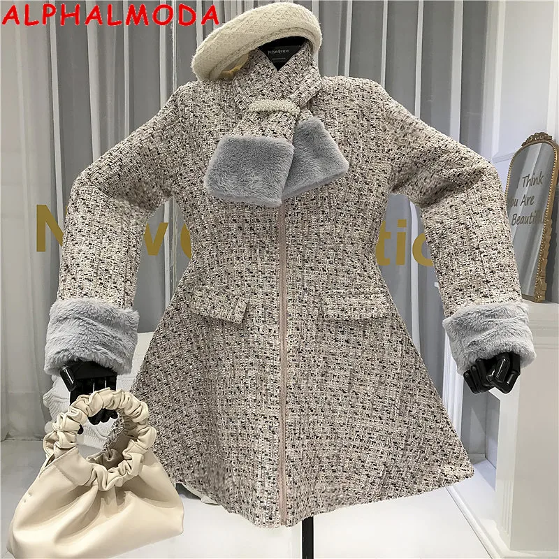 Женское твидовое мини платье ALPHALMODA с длинными рукавами а силуэт меховым рукавом
