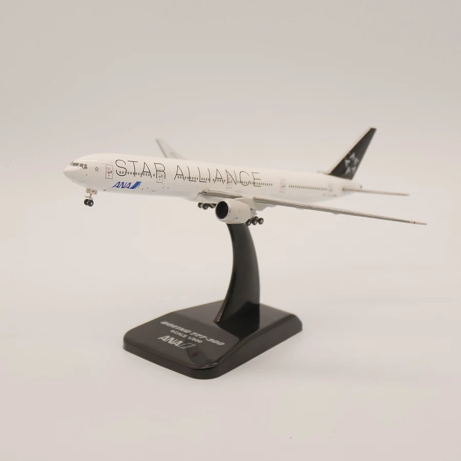 

Hogan 1:500 ANA Boeing 777-300ER JA731A Star Alliance Diecast Model