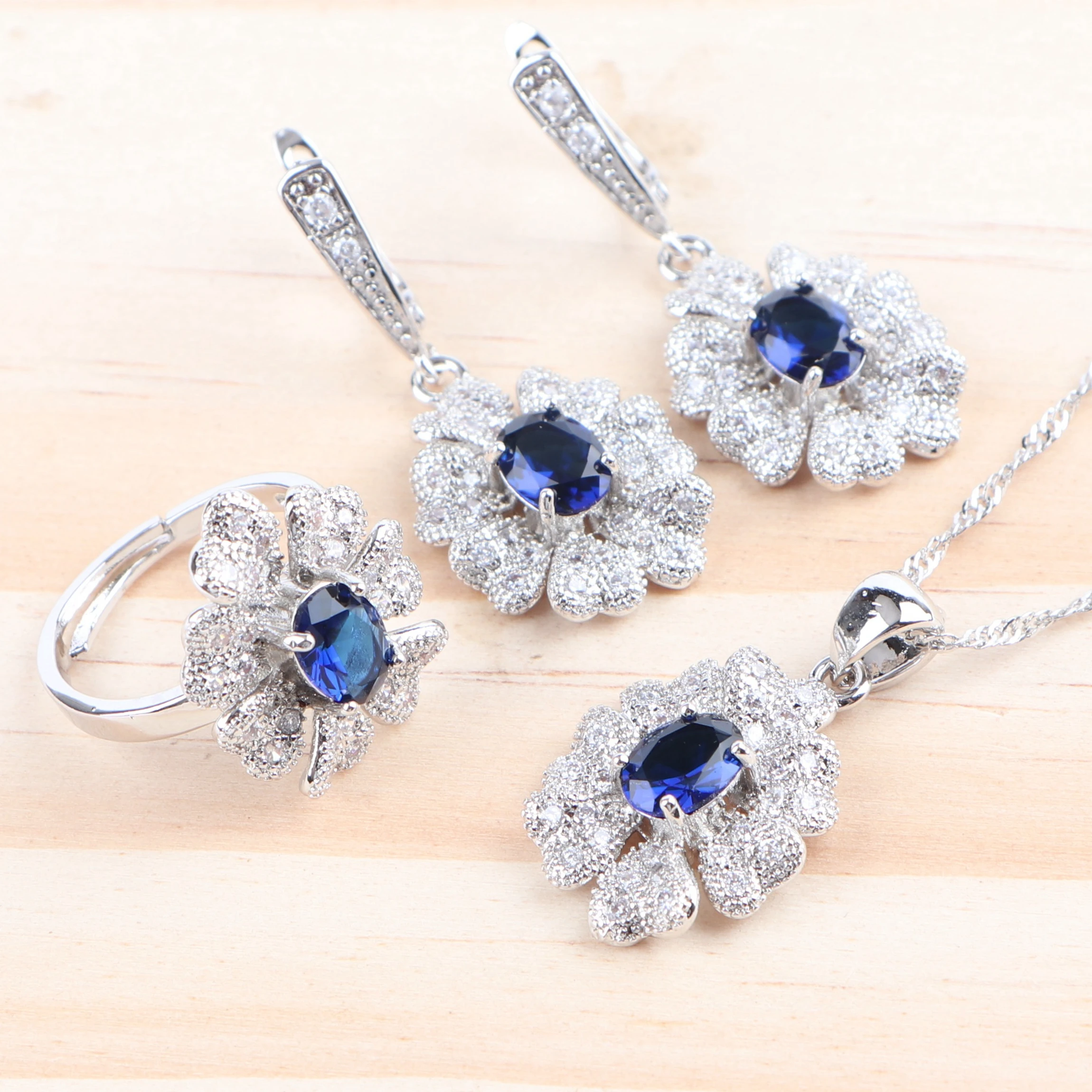 Женский ювелирный комплект из кольца браслета сережек и подвески|Ювелирные