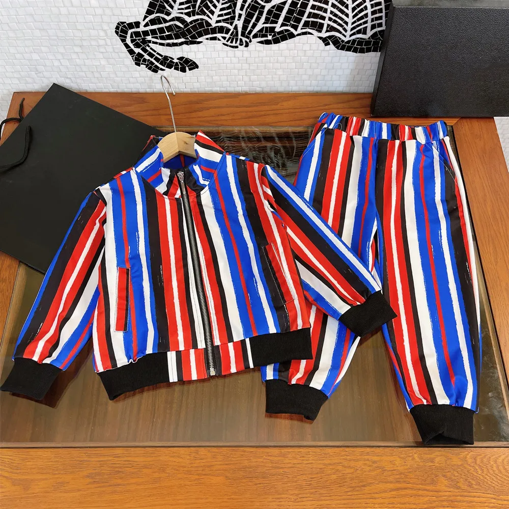 

Взрывоопасный Стиль детской одежды 2021 ранняя Осенняя Новинка для мальчиков полосатый дизайнерский повседневный костюм, спортивный и Повсе...