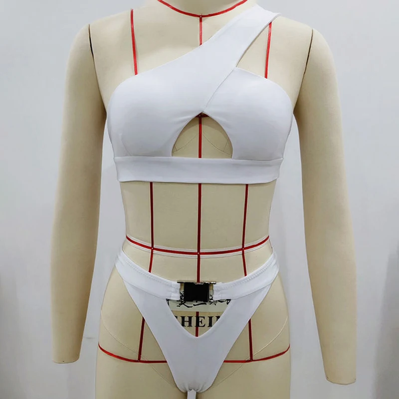 Черный и белый купальник с одним плечом из двух частей металлической пряжкой