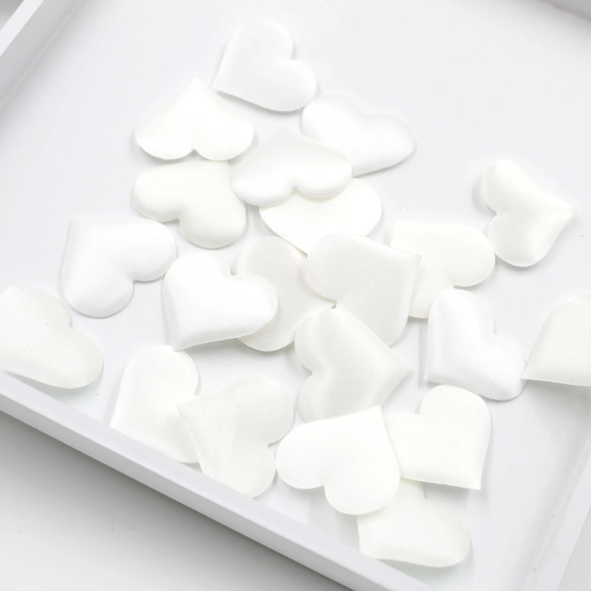 White 100 шт 3,5 см DIY сердце свадебные украшения из лепестков Атлас в форме сердца тканевый искусственный цветок лепестки Свадебные украшения - Цвет: White