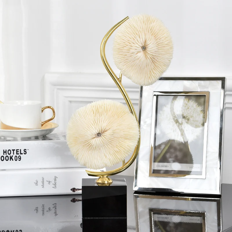 Современный Креативный витой металл с белой коралловой статуей предметы для