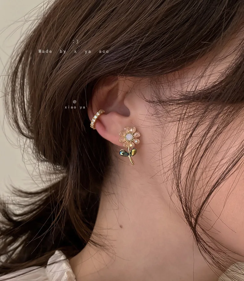 

South Korea's East Gate female super fairy crystal flower earrings simple temperament with personality earrings cold wind
