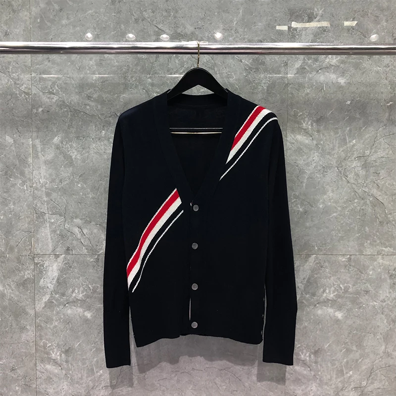 Мужской шерстяной кардиган с V-образным вырезом в диагональную полоску |