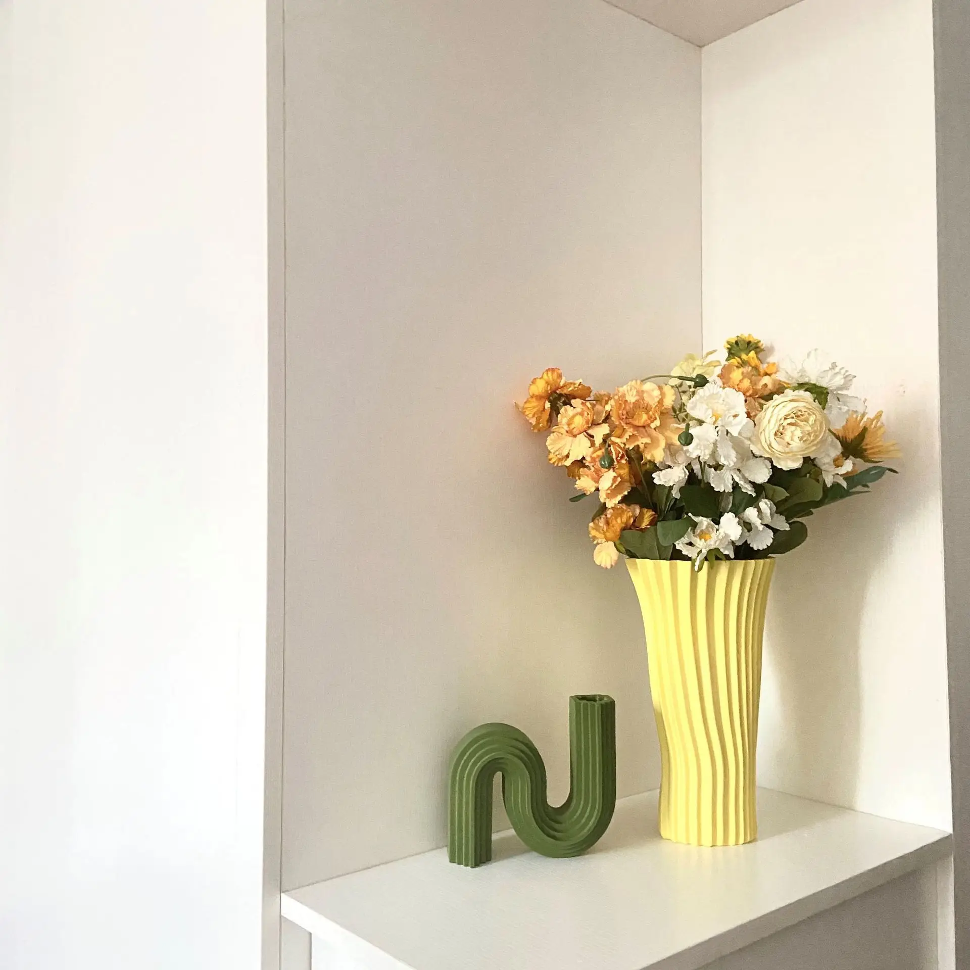 

Nordic Creative Yellow Resin Vase Decoration Accessories Modern Luxury Large Vase Living Room Flower Arrangement Decoration Gift