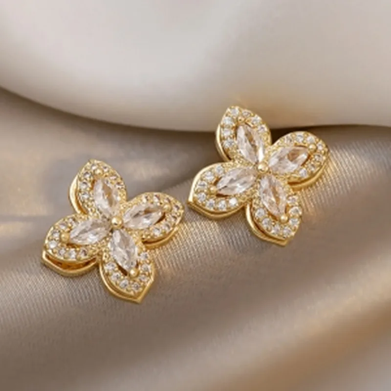 

Korean New Arrival Sweet Crystal Holiday Flower Stud Earrings For Women Fashion Elegant Oorbellen Bijoux Party Gifts