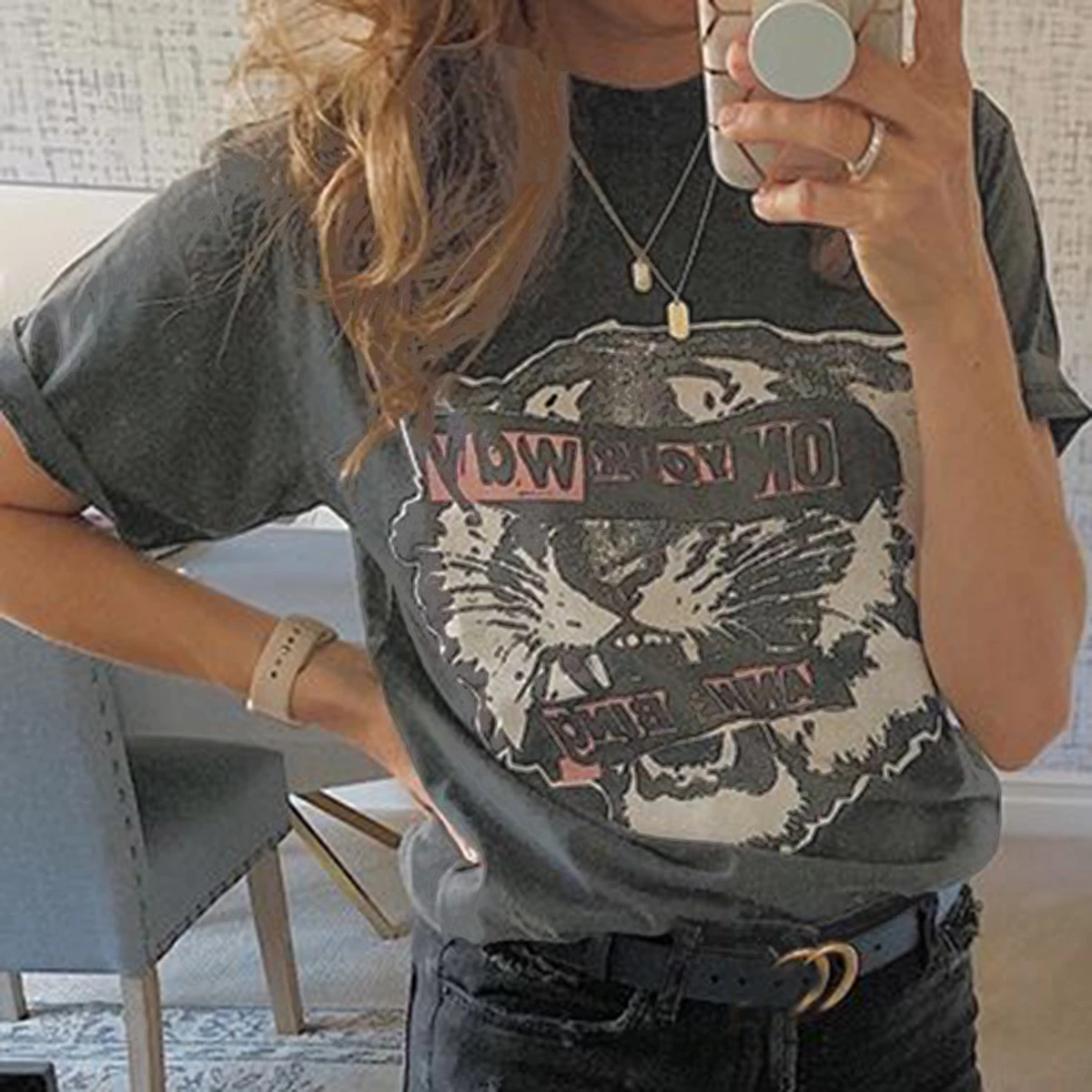 

Женская футболка с коротким рукавом, круглым вырезом и принтом тигра