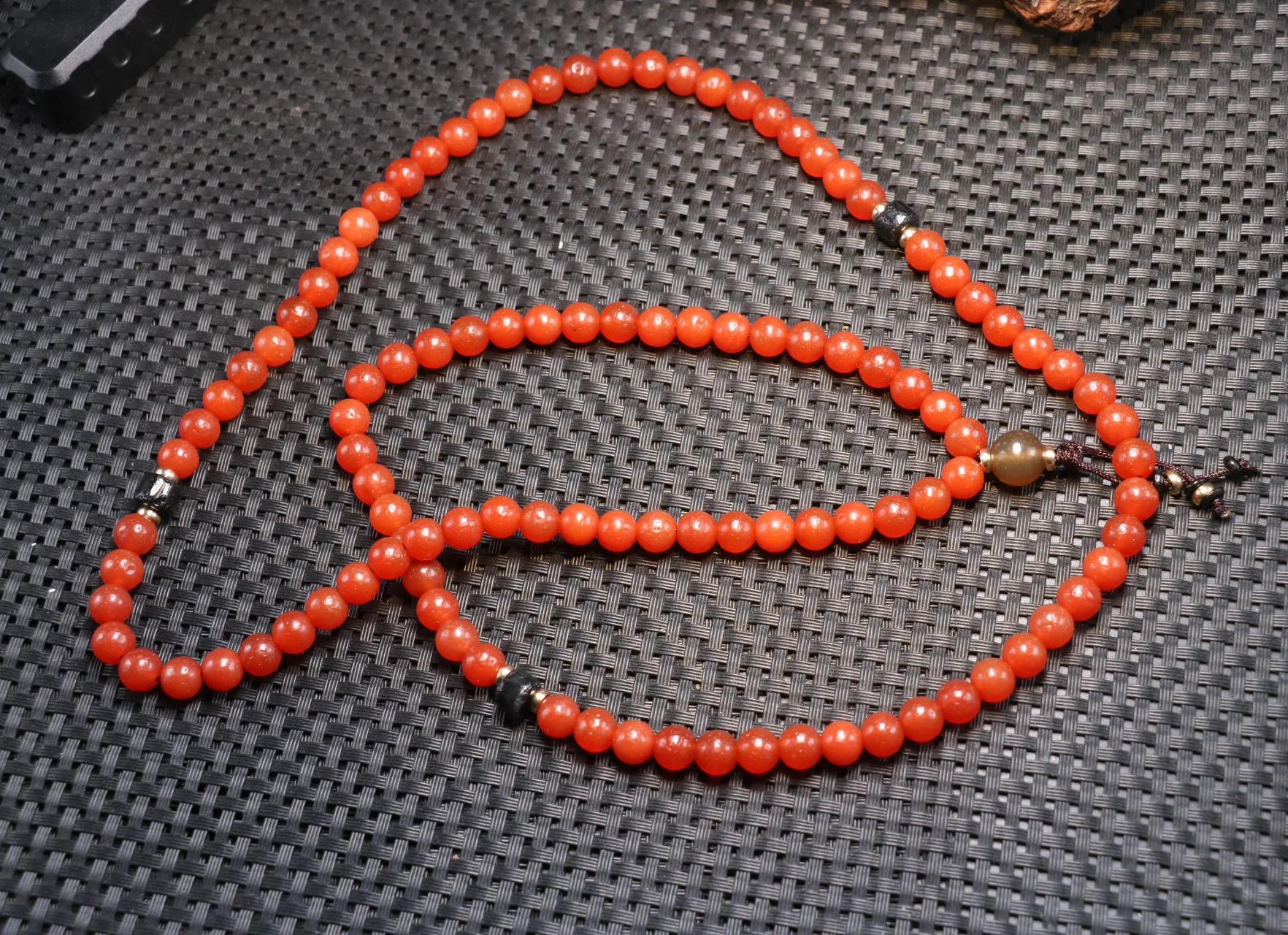 ВЕРСТЬ 210323 A1 Энергетический тибетский агат 8 мм красный дзи бусина 108 молитвенное