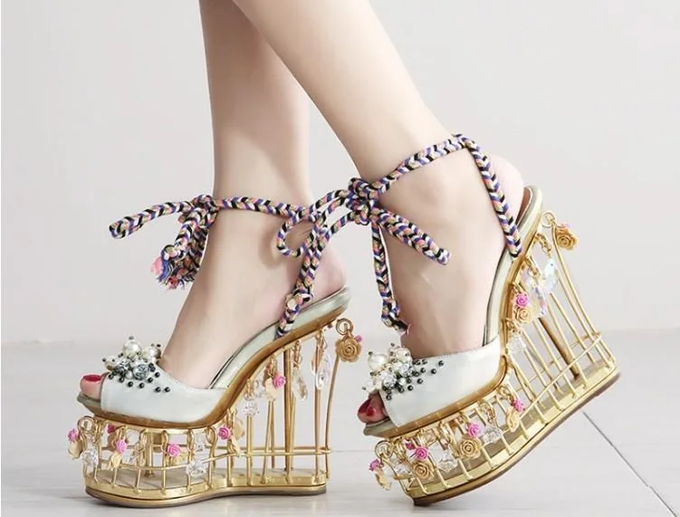 

Женские босоножки на танкетке, с открытым носком и жемчугом