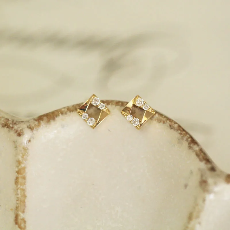 Женские Геометрические серьги гвоздики с кристаллами золотистого цвета 9