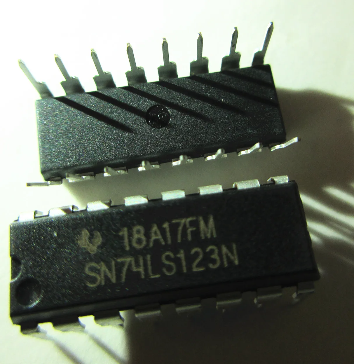 1 шт. SN74LS123N 74LS123N DIP 14 74LS123 HD74LS123P HD74LS123 74LS123P Новый|Запасные части| |