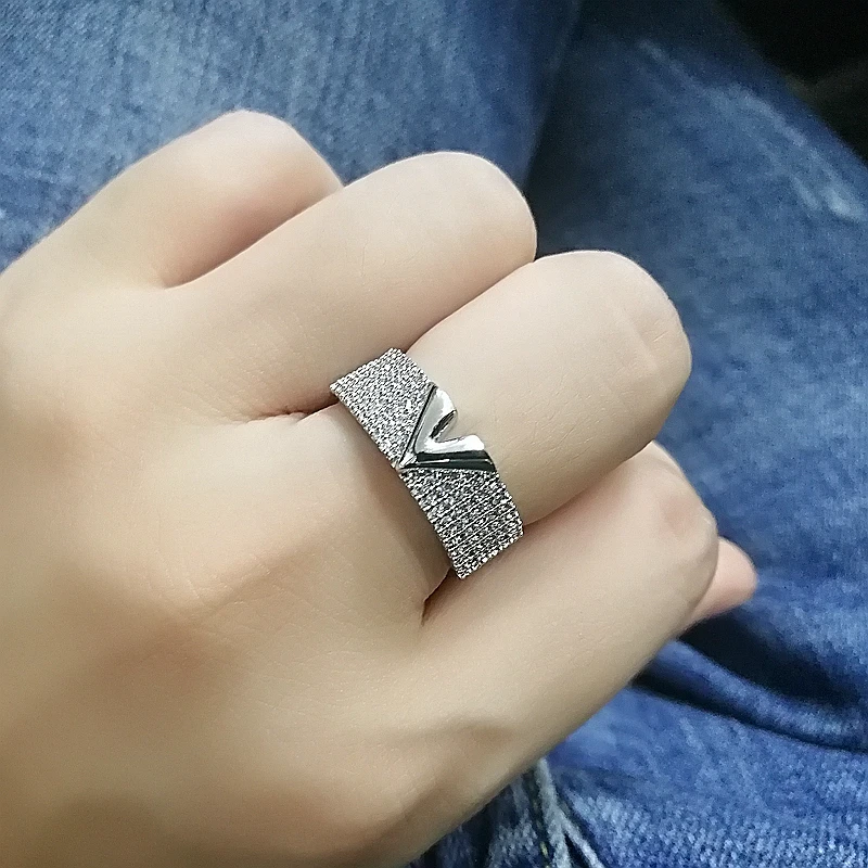 Регулируемое открытое серебряное кольцо с кубическим цирконием и пряжкой