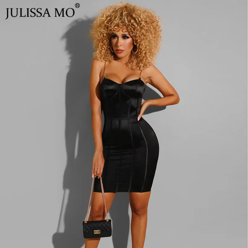 Женское атласное мини платье JULISSA MO с металлической цепочкой на тонких