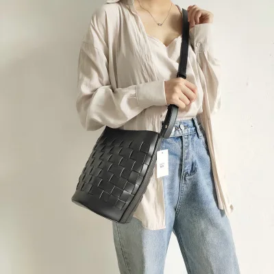 

PU Material High Quality Handmade Woven Bucket Bag Charming Shoulder Bag Luxury Women Bags