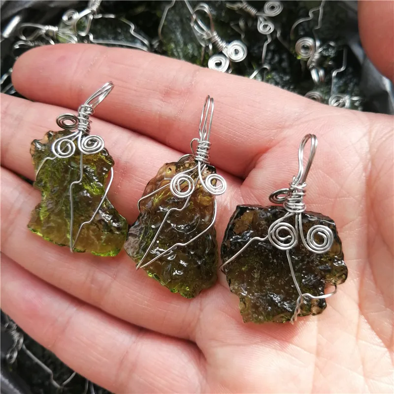 Фото Горячие продажи A ++ натуральный зеленый Аэролит Moldavite кристалл камень кулон энергия apotropaic4g-6g/Лот + бесплатная веревка уникальное ожерелье №3