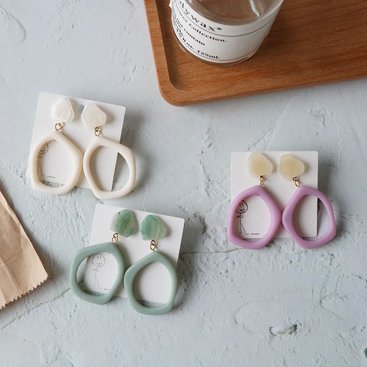 Корейские ажурные геометрические серьги из смолы корейские массивные в стиле