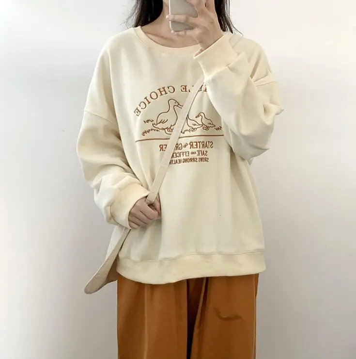 Женский бархатный пуловер с вышивкой и круглым вырезом | Женская одежда