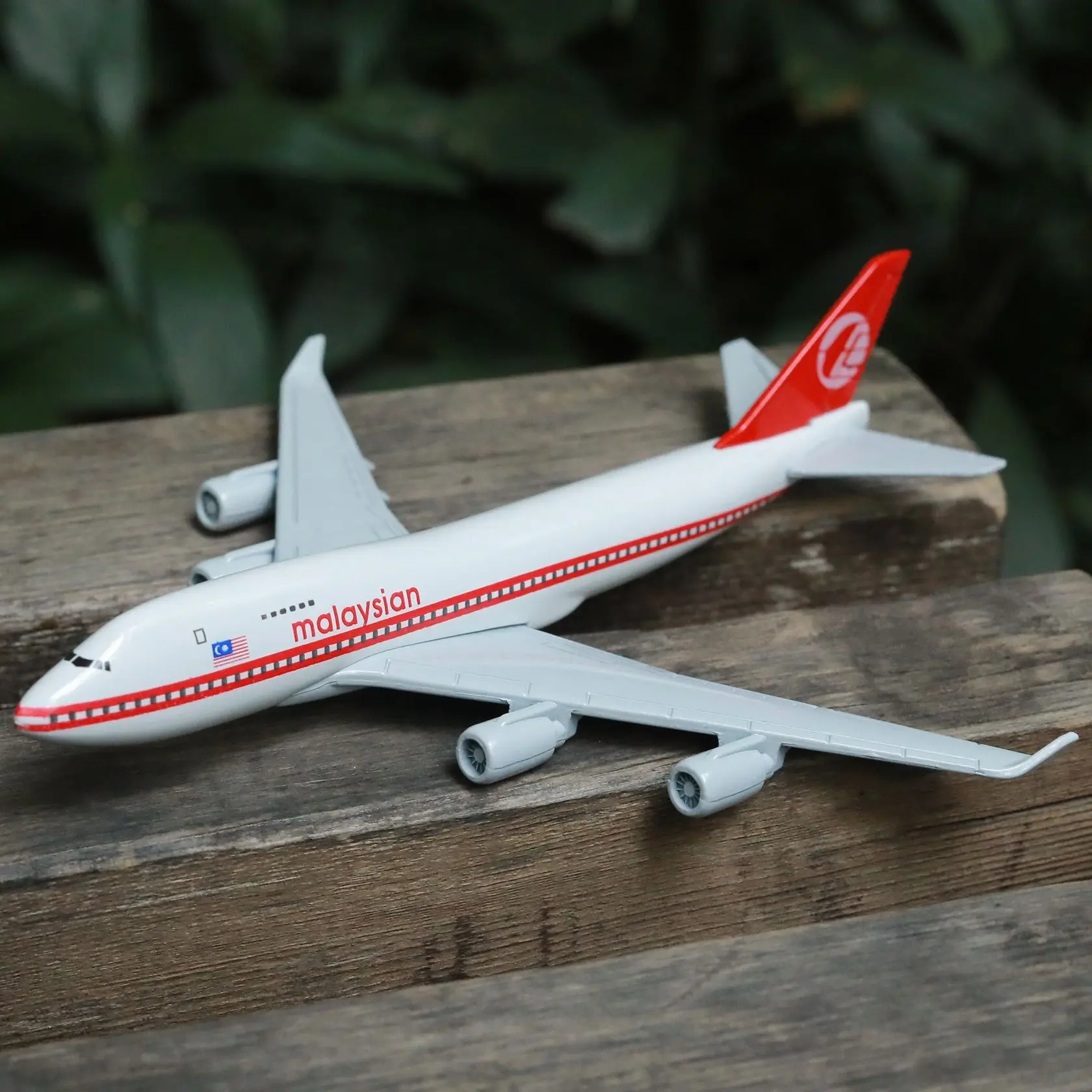 

Авиационная Коллекционная миниатюрная сувенирная модель 15 см с подставкой, авиакомпании Malaysia Airlines B747