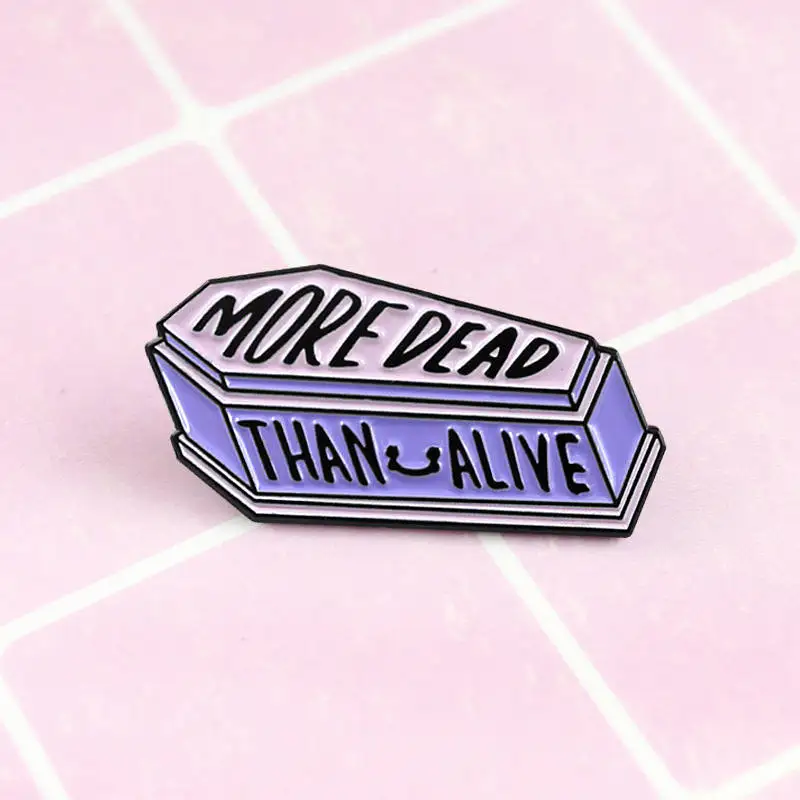 Buried живой гроб на булавке значок рюкзак Забавный брошь шпильке для одежды