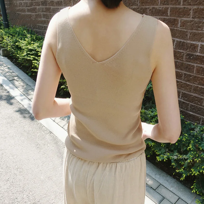 

Ice Silk Knitted V-neck Camisole Female Xia Nei with Black and White Bottoming Shirt Short Sleeveless Top