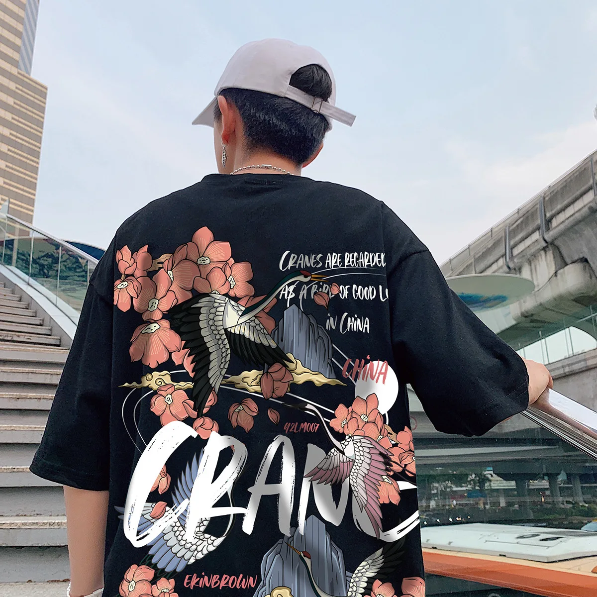 Мужская хлопковая футболка с принтом журавлей круглым вырезом и рукавом до локтя