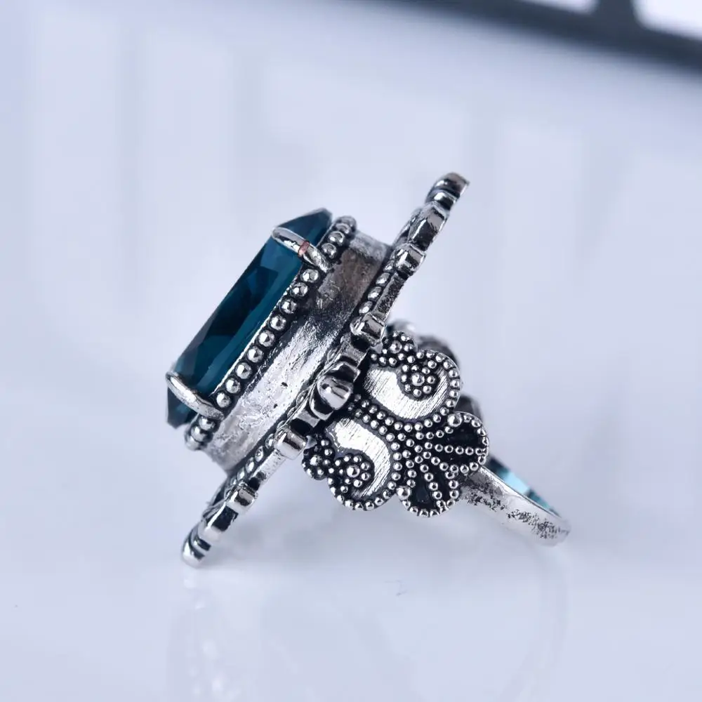 Женское Винтажное кольцо с крупным синим овальным камнем | Украшения и