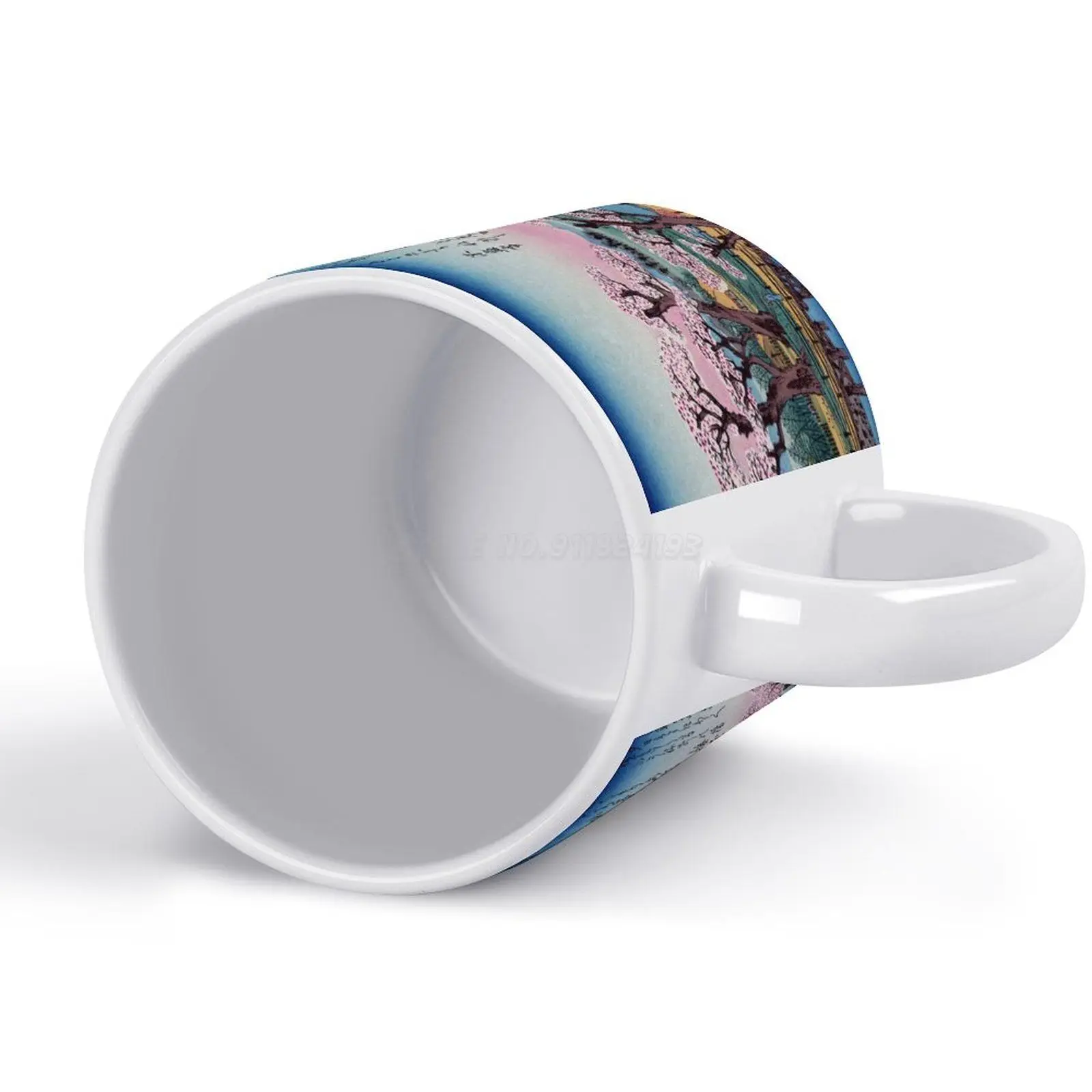 Белая кружка с цветущими вишневыми деревьями (Восстановленное японское