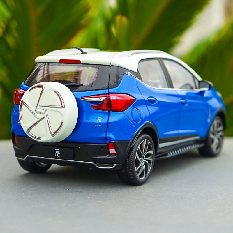 Высококачественная литая модель автомобиля BYD Yuan 1:18 (синий и белый) + небольшой