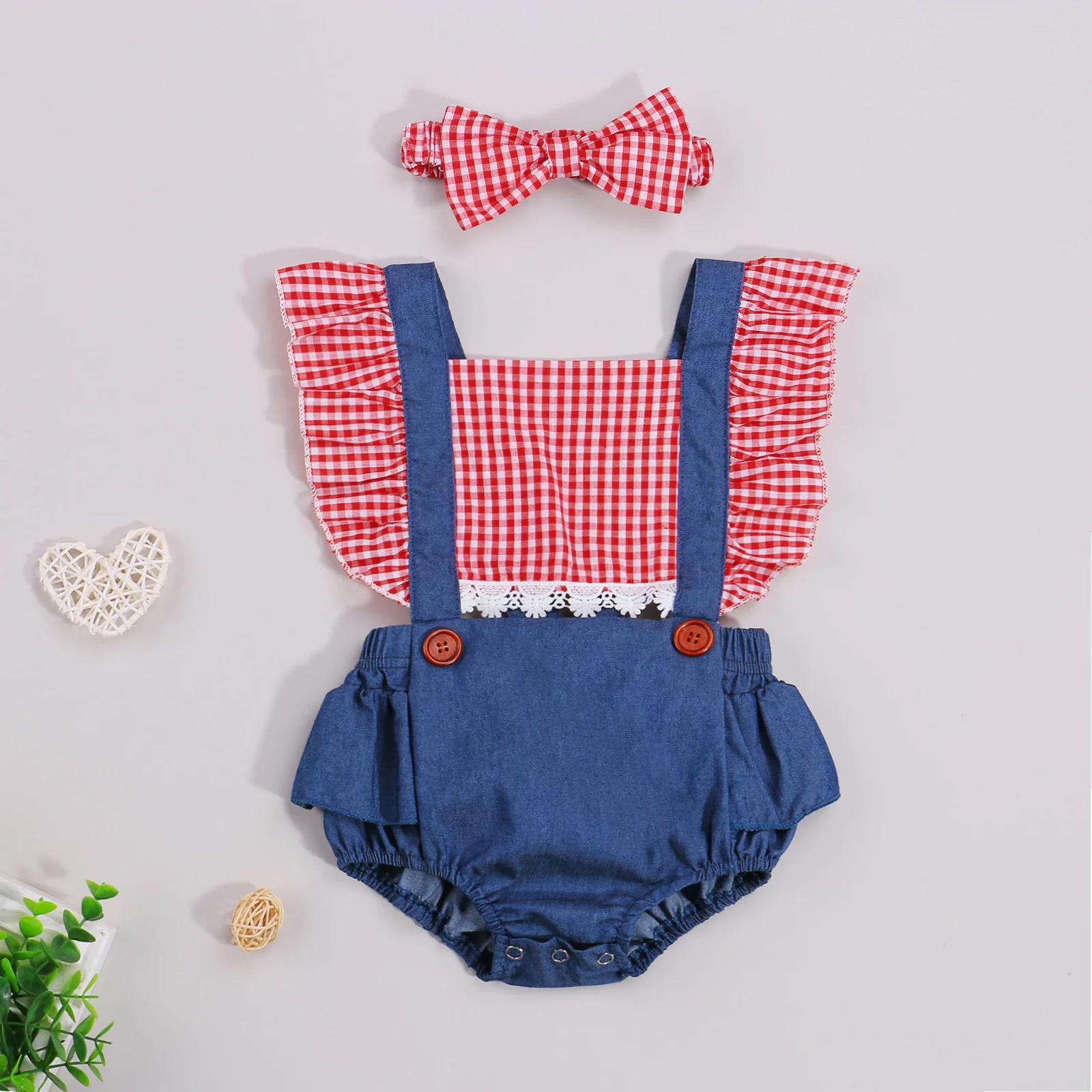 

Милый стильный комплект из 2 предметов для маленьких девочек Летний джинсовый комбинезон в красную клетку с кружевными украшениями и рукав...