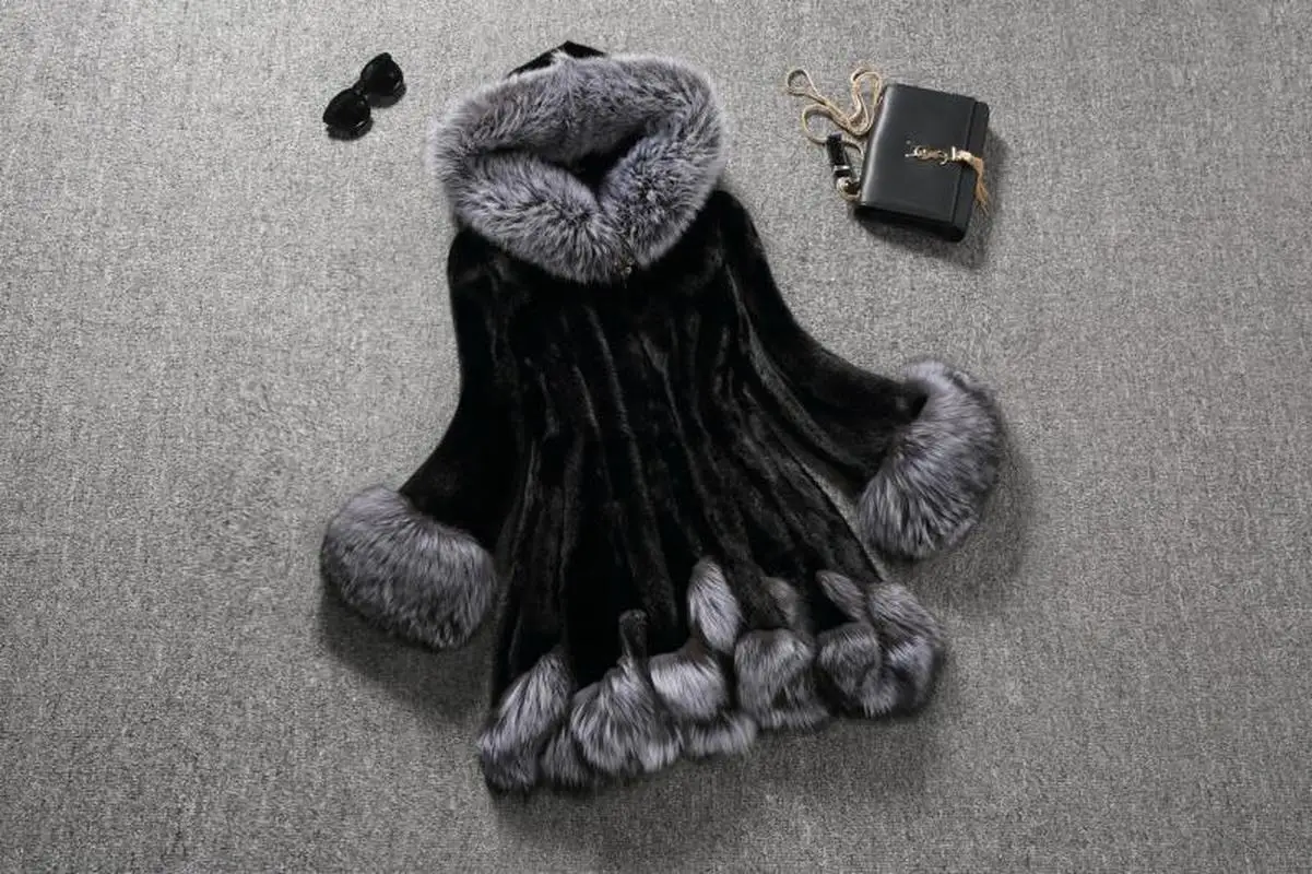 Женское пальто из искусственного меха норки с капюшоном и воротником лисьего