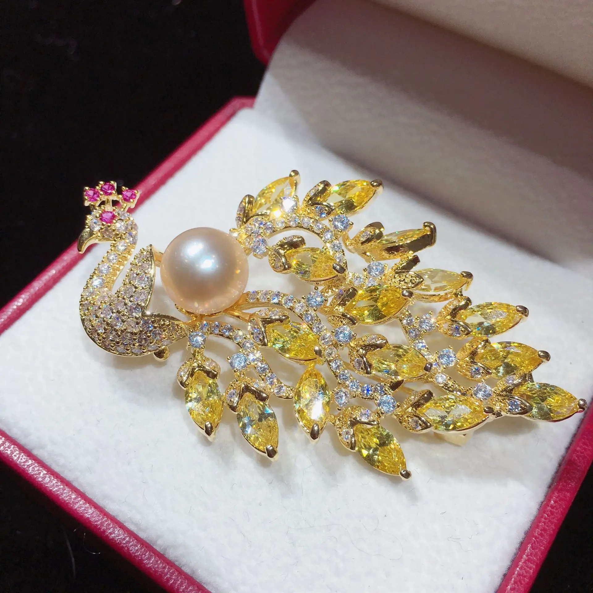 Брошь в виде павлина из меди с натуральным жемчугом | Украшения и аксессуары