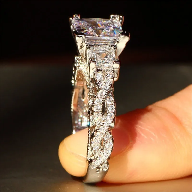 Женское классическое кольцо из серебра 100% пробы с искусственным бриллиантом