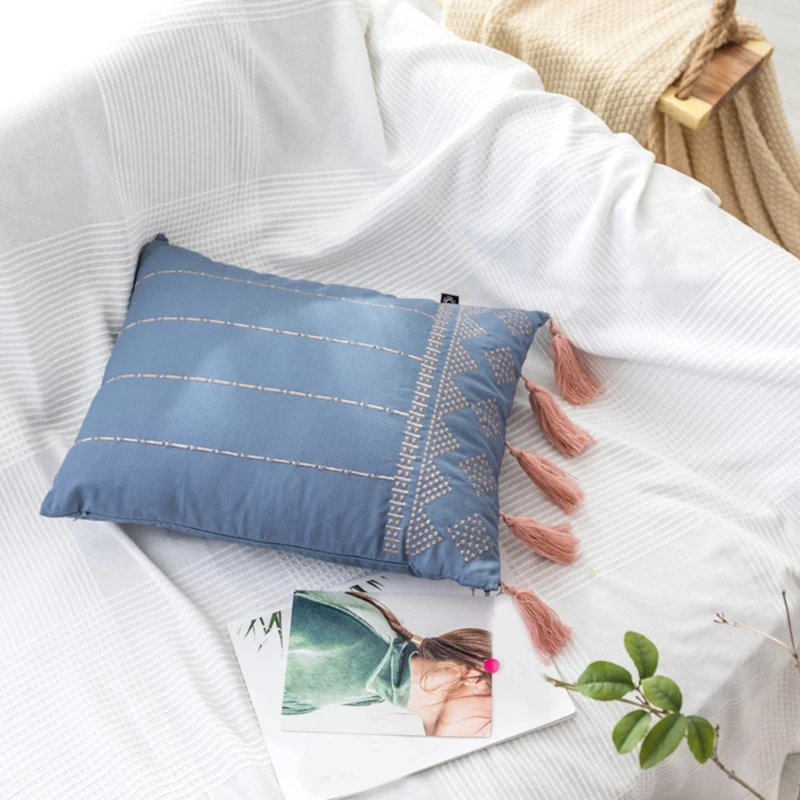 

Чехол для подушки с вышивкой