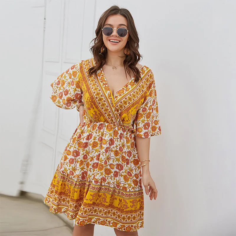 

Женское короткое платье с V-образным вырезом, рукавами-фонариками и принтом