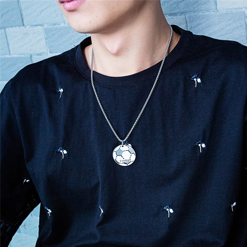 Цепочка с подвеской в виде футбольного мяча серебристого цвета | Украшения и