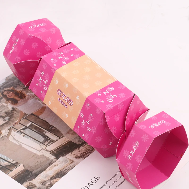 Ярко-розовый бумажный подарок на Рождество Милая подарочная коробка в форме