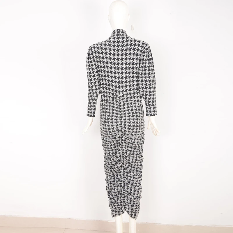 Женское винтажное трикотажное платье миди в клетку облегающее твидовое с