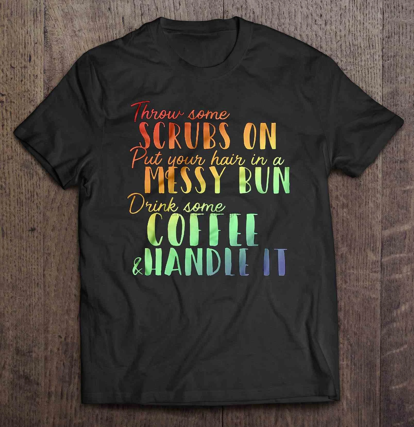 Мужская футболка накиньте несколько скрабов на волосы в грязную булочку Выпейте