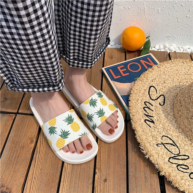 Женские летние тапочки Новинка 2020 года Модные повседневные пляжные шлепанцы с