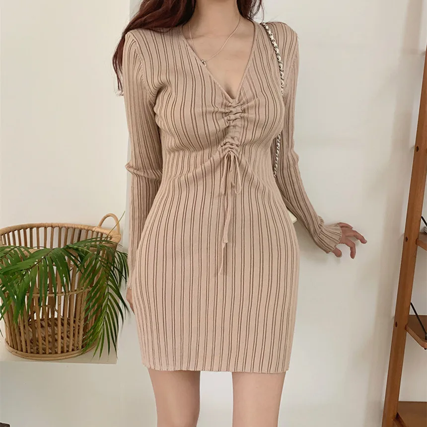 

Женское трикотажное мини-платье-свитер с длинным рукавом и V-образным вырезом