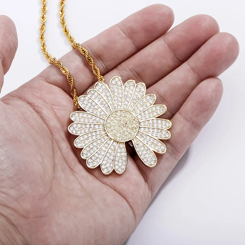 

2020 Fashion Hip Hop Personality Small Daisy Flower Shape Pendant Necklace High-End Three Colors Jewelry Gifts For Men And Women