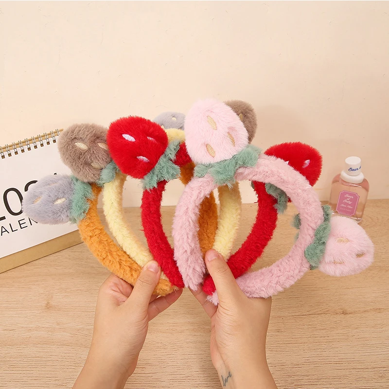 

2021 New Girls Cute plush Strawberry Headband Autumn Winter Head Hoop Cartoon Faux Fur Hairbands Headdress Hair Accessories