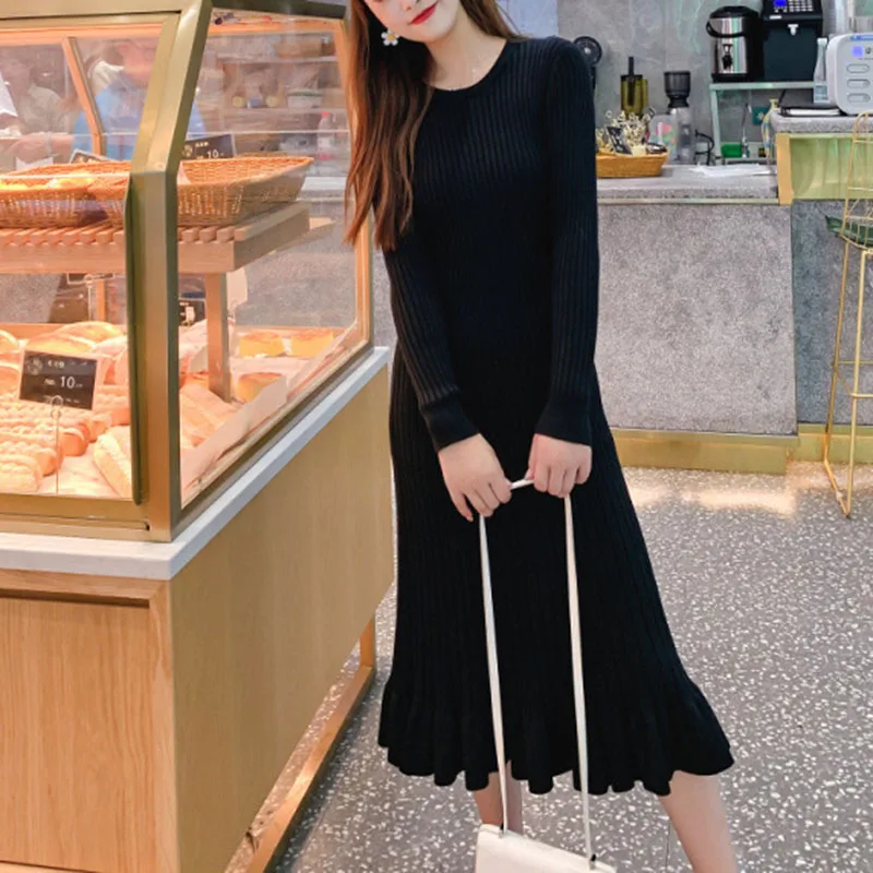 Женское платье с длинным рукавом однотонное круглым воротником и рисунком рыбий